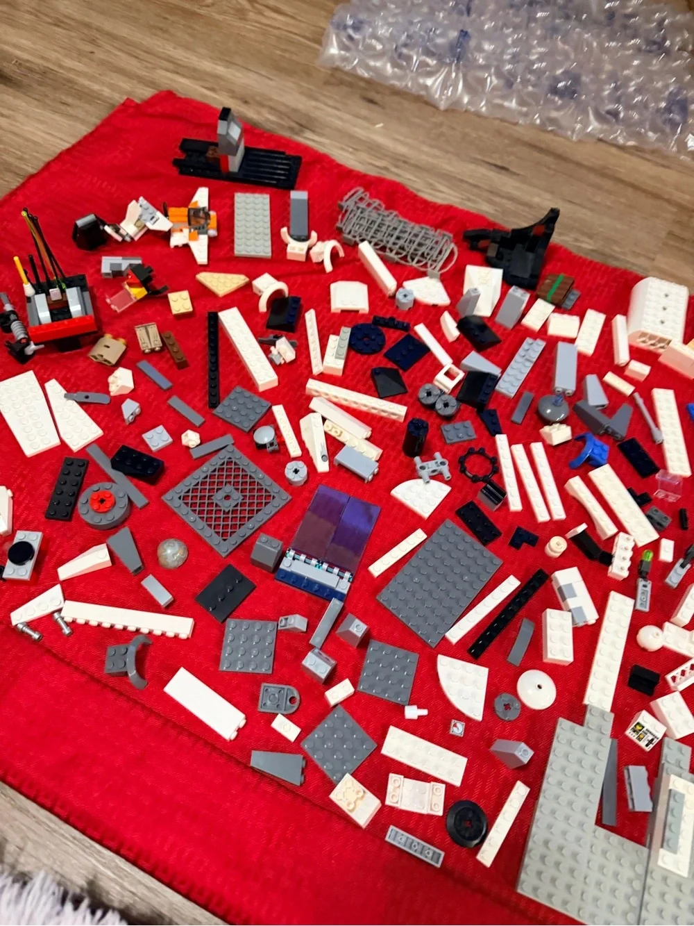 Legos mixed odd lot 2.9 lbs with Star Wars minifigures